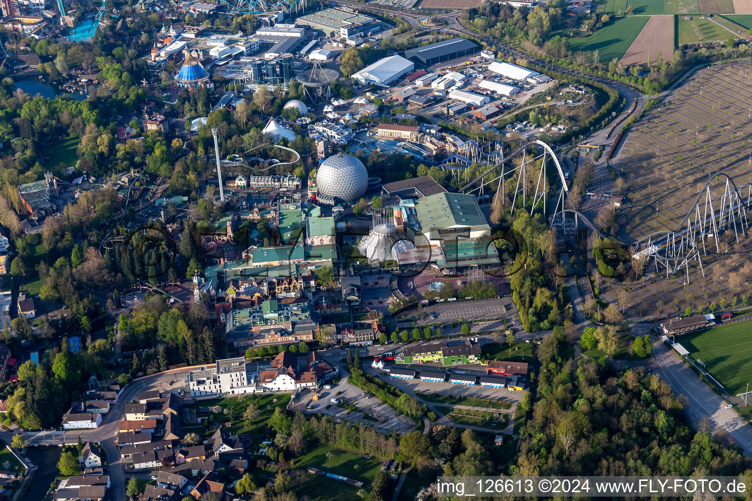 Vue aérienne de Eurosat CanCan Coaster dans le parc d'attractions Europa-Park fermé en raison du verrouillage de Corona à Rust dans le département Bade-Wurtemberg, Allemagne