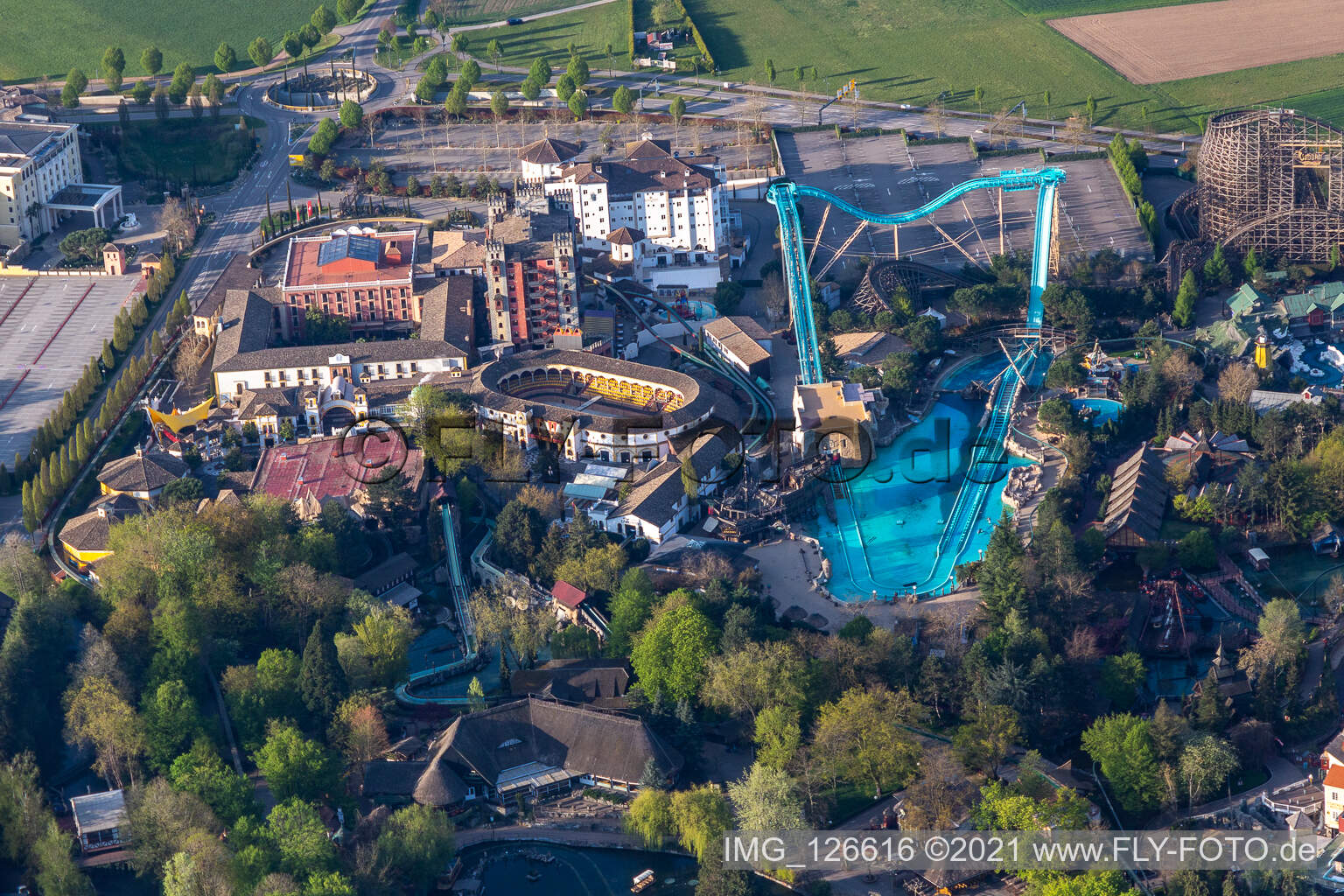 Vue aérienne de Les montagnes russes Atlantica Super Splash de la Spanish Arena du parc d'attractions Europa-Park sont fermées en raison du confinement de Corona à Rust dans le département Bade-Wurtemberg, Allemagne