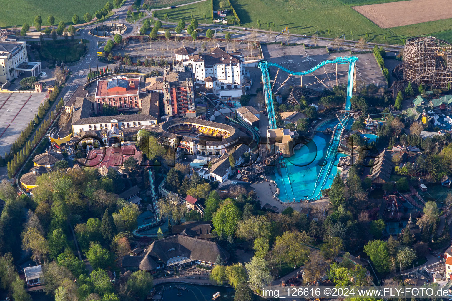 Vue aérienne de Les montagnes russes Atlantica Super Splash de la Spanish Arena du parc d'attractions Europa-Park sont fermées en raison du confinement de Corona à Rust dans le département Bade-Wurtemberg, Allemagne