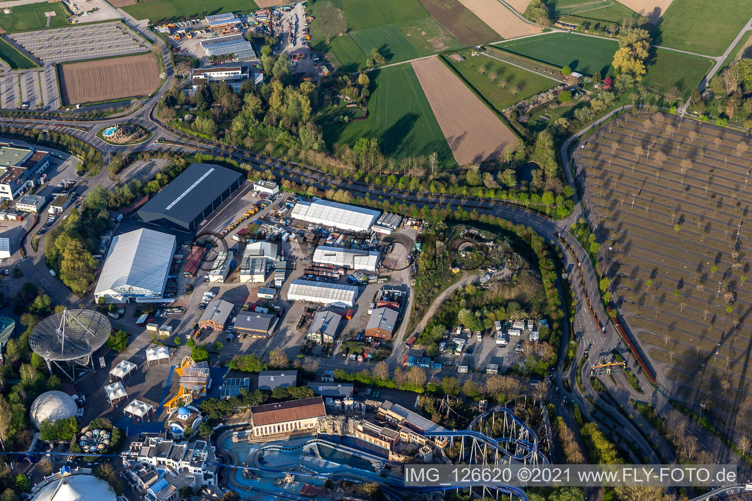 Vue aérienne de Le dépôt du parc d'attractions Europa-Park fermé en raison du confinement dû au coronavirus à Rust dans le département Bade-Wurtemberg, Allemagne