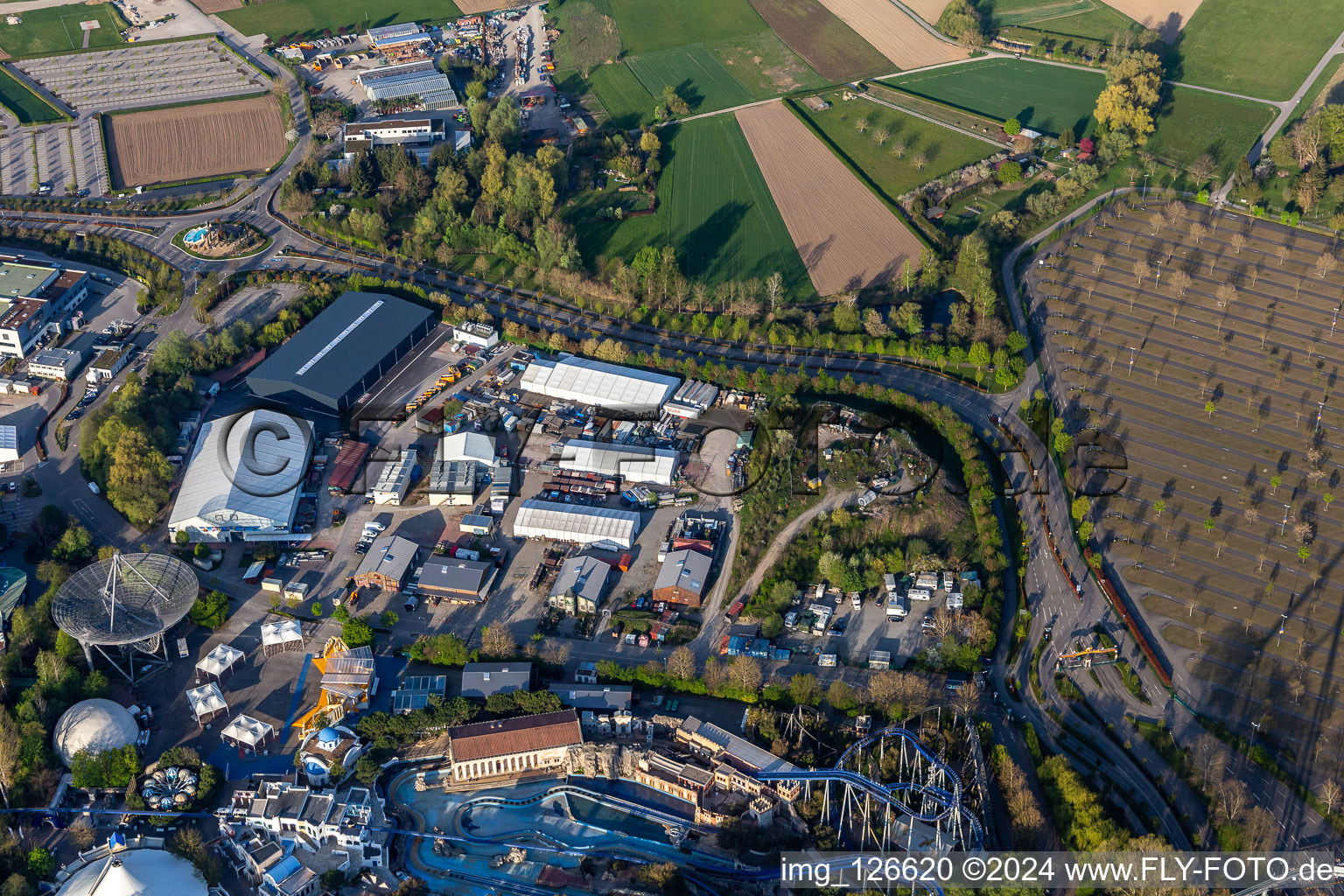 Vue aérienne de Le dépôt du parc d'attractions Europa-Park fermé en raison du confinement dû au coronavirus à Rust dans le département Bade-Wurtemberg, Allemagne