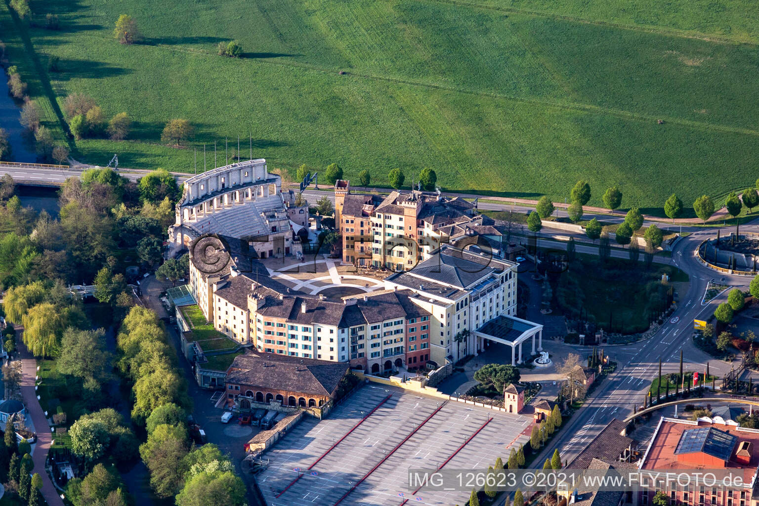 Vue aérienne de L'hôtel d'aventure 4 étoiles « Colosseo » du parc d'attractions Europa-Park est fermé en raison du confinement dû au coronavirus. à Rust dans le département Bade-Wurtemberg, Allemagne