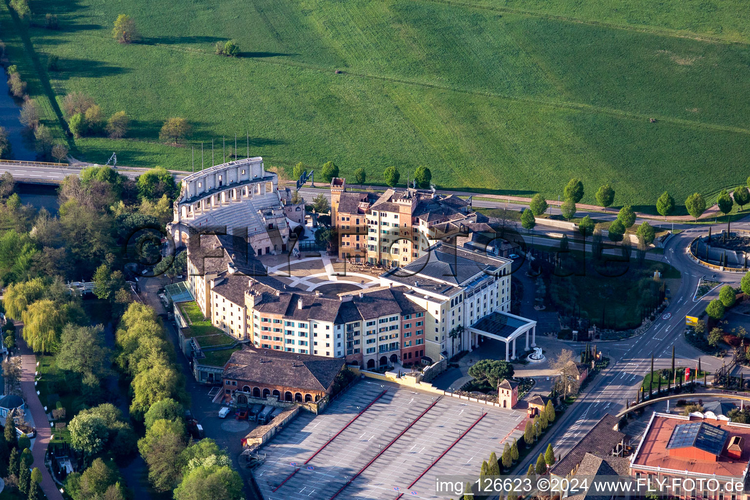 Vue aérienne de L'hôtel d'aventure 4 étoiles « Colosseo » du parc d'attractions Europa-Park est fermé en raison du confinement dû au coronavirus. à Rust dans le département Bade-Wurtemberg, Allemagne