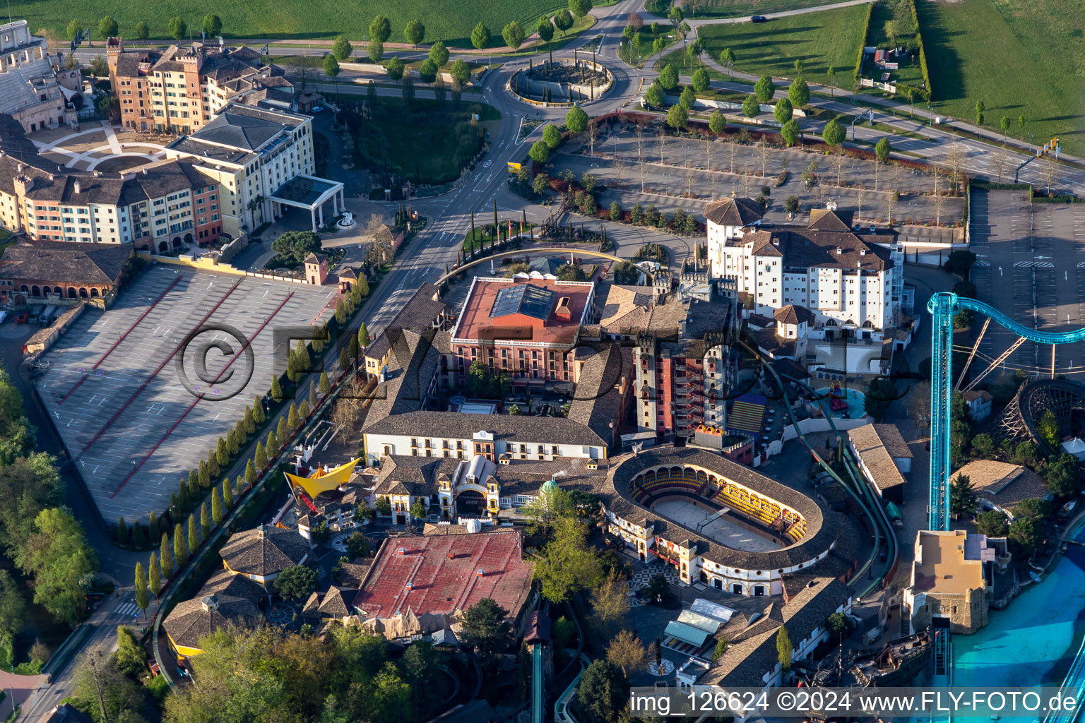 Vue aérienne de L'hôtel d'aventure 4 étoiles « El Andaluz » situé à la Spanish Arena du parc d'attractions Europa-Park est fermé en raison du confinement dû au coronavirus. à Rust dans le département Bade-Wurtemberg, Allemagne