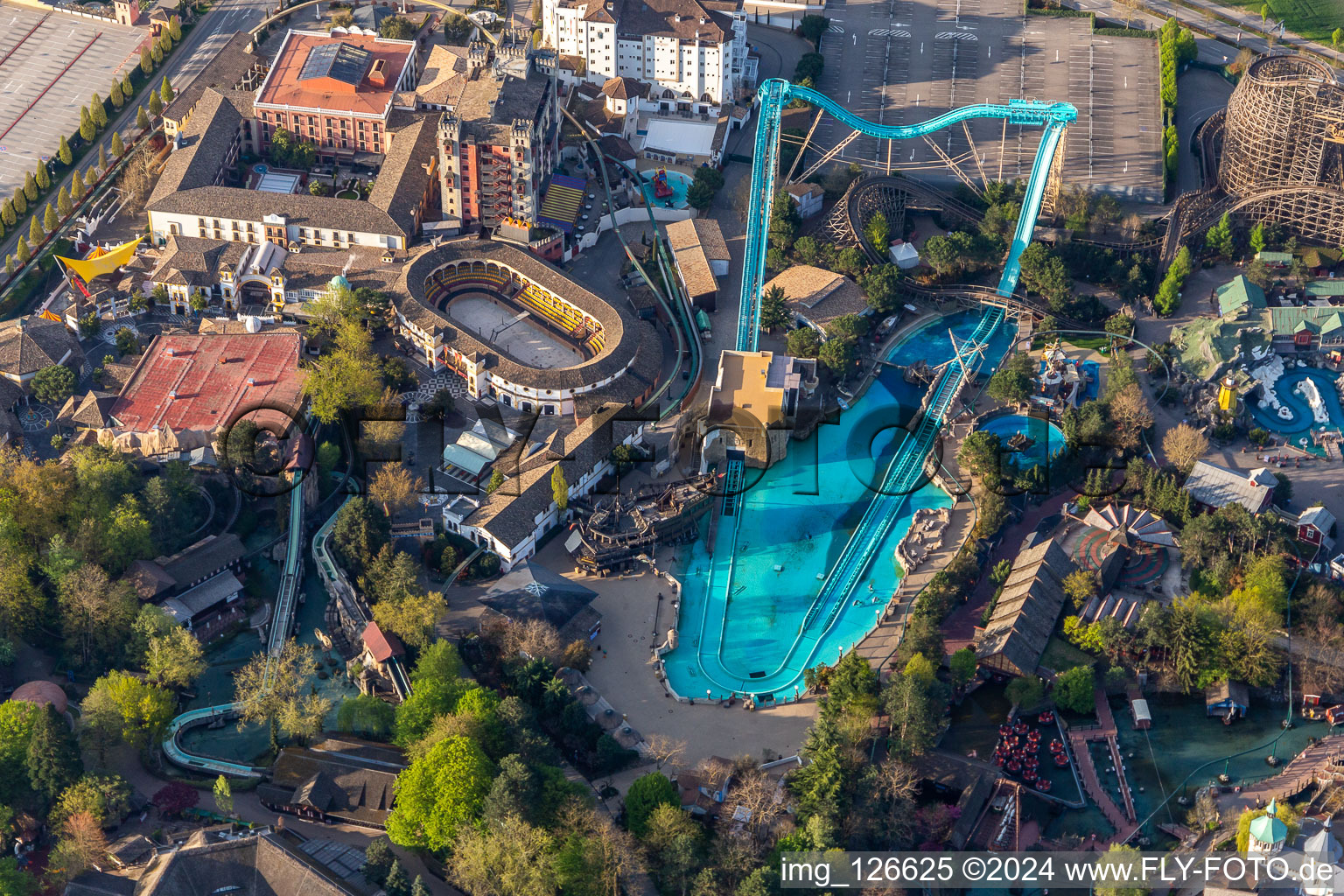 Vue aérienne de Les montagnes russes Atlantica Super Splash de la Spanish Arena du parc d'attractions Europa-Park sont fermées en raison du confinement de Corona à Rust dans le département Bade-Wurtemberg, Allemagne