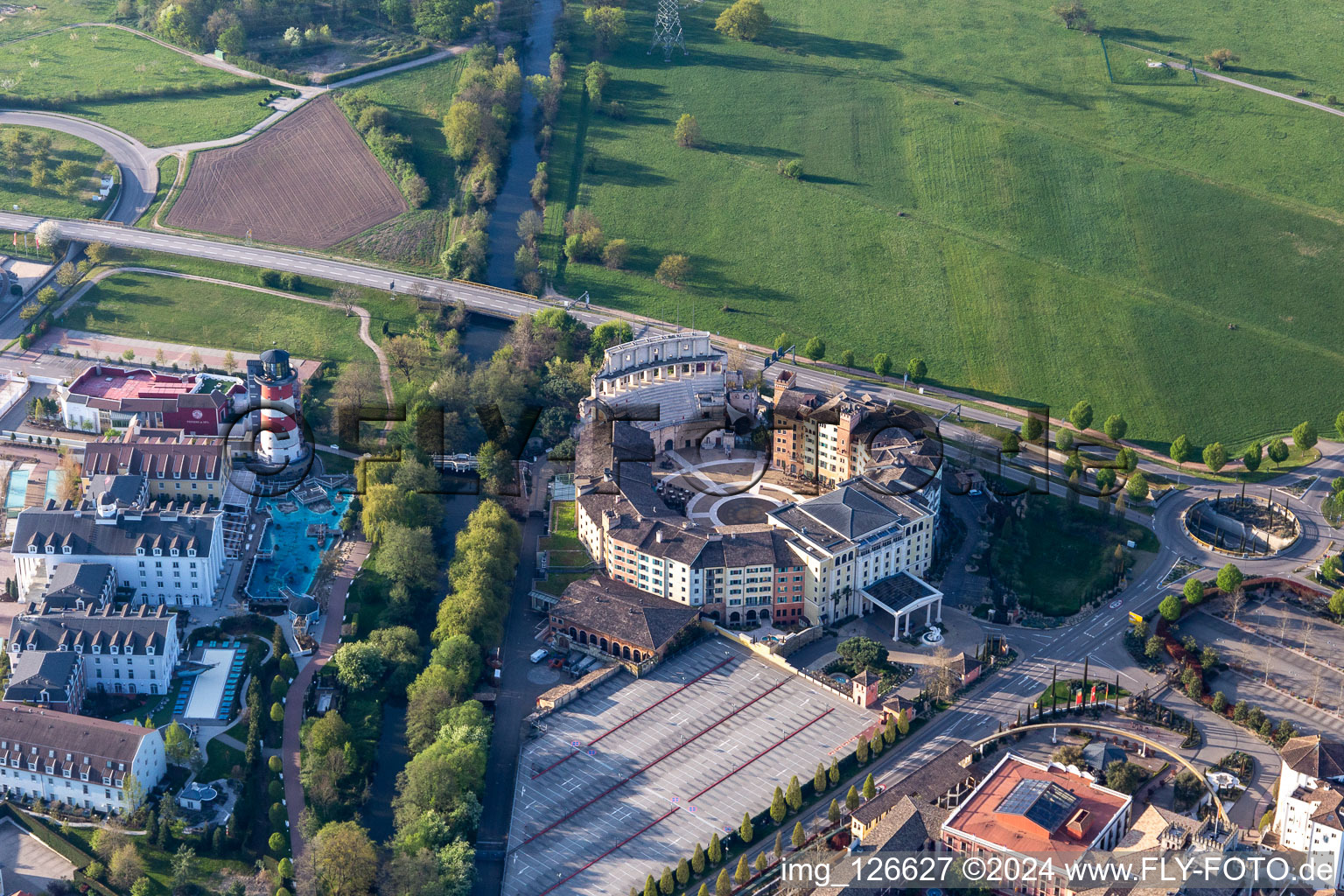 Vue aérienne de L'hôtel d'aventure 4 étoiles « Colosseo » du parc d'attractions Europa-Park est fermé en raison du confinement dû au coronavirus. à Rust dans le département Bade-Wurtemberg, Allemagne