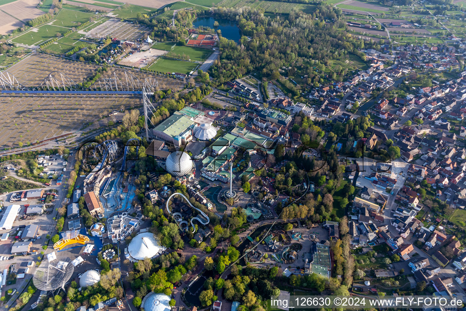 Photographie aérienne de Eurosat CanCan Coaster dans le parc d'attractions Europa-Park fermé en raison du verrouillage de Corona à Rust dans le département Bade-Wurtemberg, Allemagne