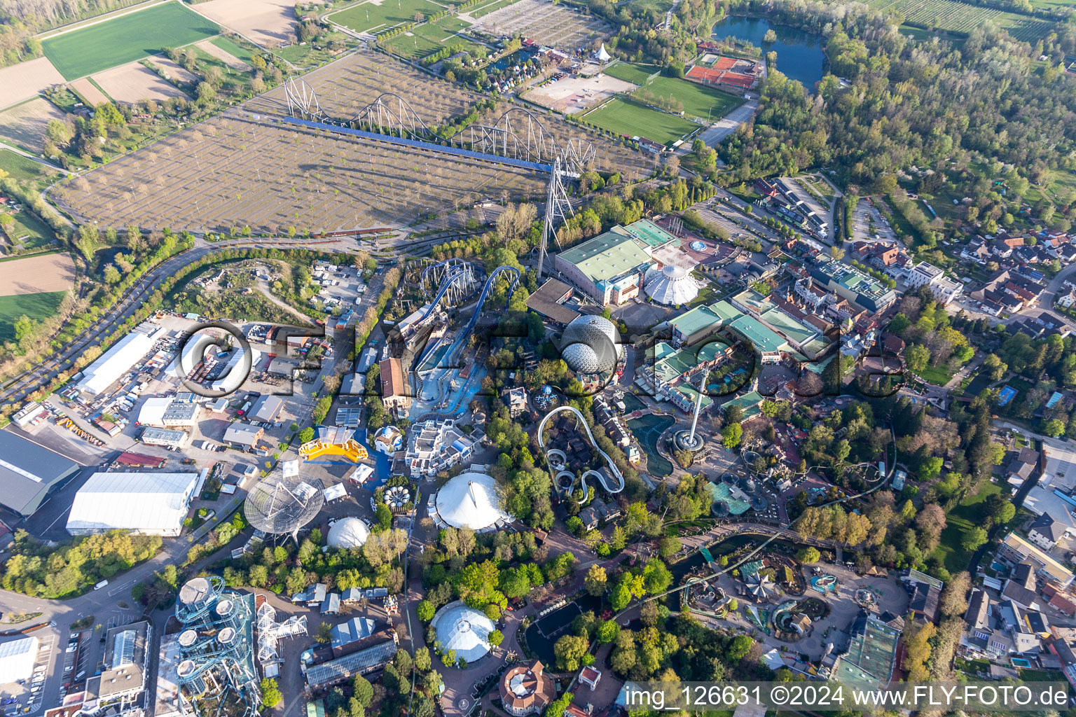 Vue oblique de Eurosat CanCan Coaster dans le parc d'attractions Europa-Park fermé en raison du verrouillage de Corona à Rust dans le département Bade-Wurtemberg, Allemagne