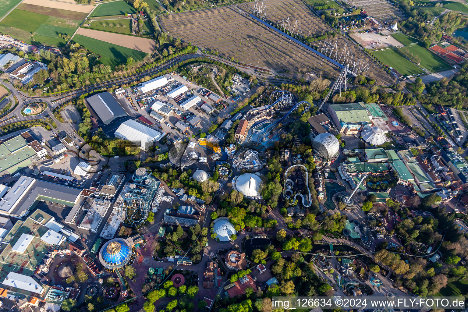 Eurosat CanCan Coaster dans le parc d'attractions Europa-Park fermé en raison du verrouillage de Corona à Rust dans le département Bade-Wurtemberg, Allemagne d'en haut