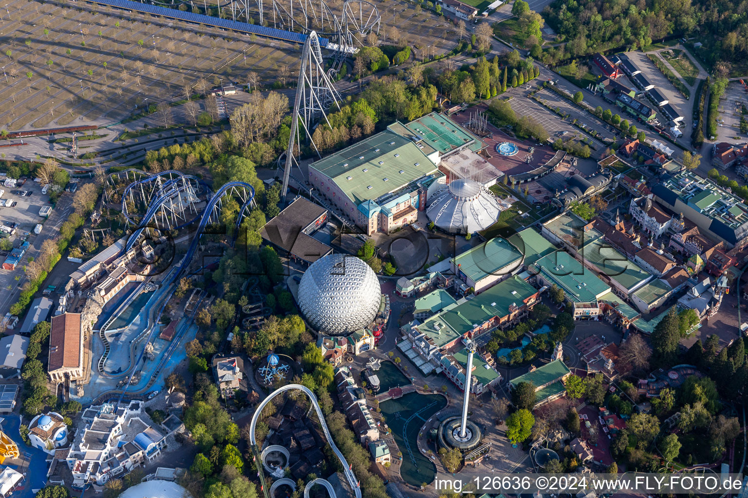 Eurosat CanCan Coaster dans le parc d'attractions Europa-Park fermé en raison du verrouillage de Corona à Rust dans le département Bade-Wurtemberg, Allemagne vue d'en haut