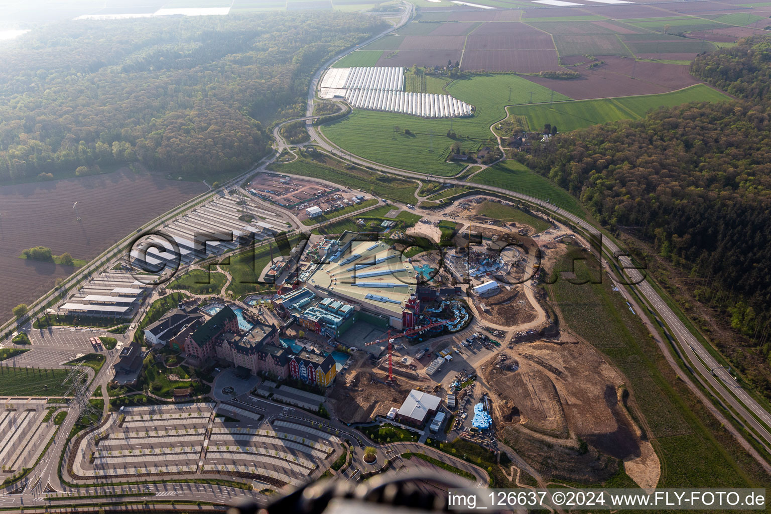 Vue aérienne de Chantier de construction du parc aquatique "Rulantica" et de l'hôtel-musée Kronasar sur le site du parc d'attractions "Europapark", fermé à cause de Corona à Rust dans le département Bade-Wurtemberg, Allemagne