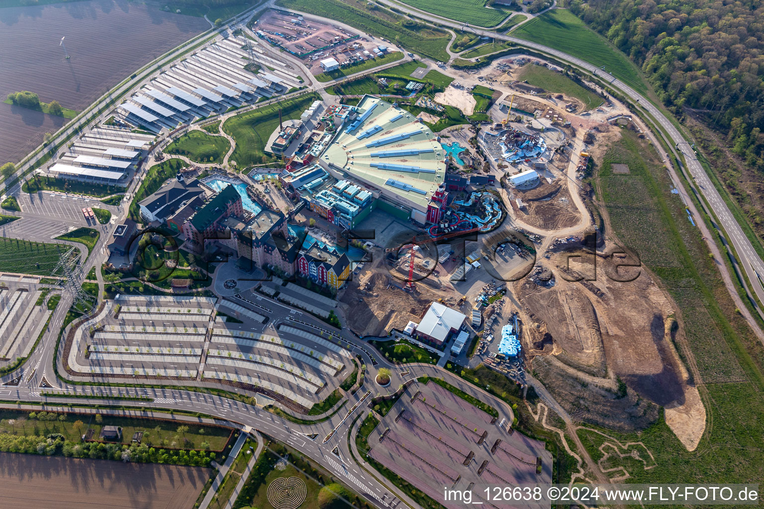 Vue aérienne de Chantier de construction du parc aquatique "Rulantica" et de l'hôtel-musée Kronasar sur le site du parc d'attractions "Europapark", fermé à cause de Corona à Rust dans le département Bade-Wurtemberg, Allemagne