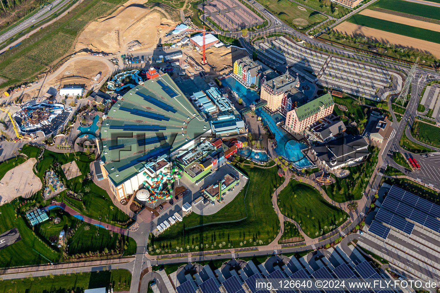 Photographie aérienne de Chantier de construction du parc aquatique "Rulantica" et de l'hôtel-musée Kronasar sur le site du parc d'attractions "Europapark", fermé à cause de Corona à Rust dans le département Bade-Wurtemberg, Allemagne