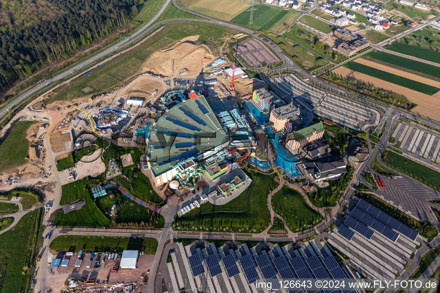 Vue oblique de Chantier de construction du parc aquatique "Rulantica" et de l'hôtel-musée Kronasar sur le site du parc d'attractions "Europapark", fermé à cause de Corona à Rust dans le département Bade-Wurtemberg, Allemagne