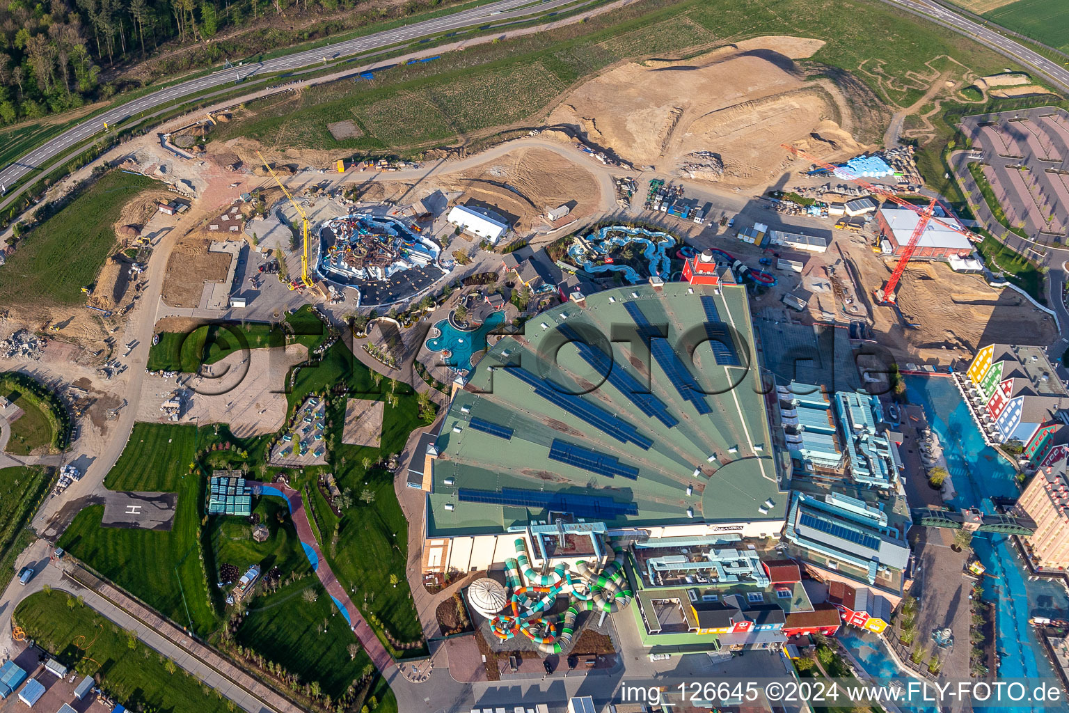 Chantier de construction du parc aquatique "Rulantica" et de l'hôtel-musée Kronasar sur le site du parc d'attractions "Europapark", fermé à cause de Corona à Rust dans le département Bade-Wurtemberg, Allemagne d'en haut