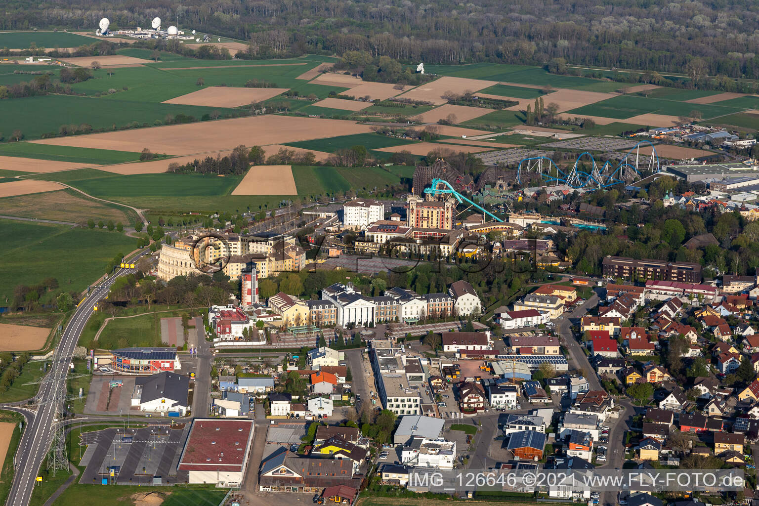 Vue aérienne de L'hôtel d'aventure 4 étoiles « Bell Rock » du parc d'attractions Europa-Park est fermé en raison du confinement dû au coronavirus. à Rust dans le département Bade-Wurtemberg, Allemagne