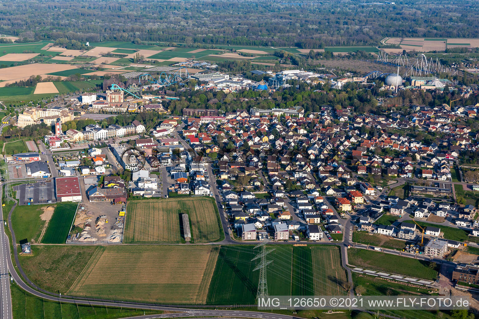 Vue aérienne de Le parc d'attractions Europa-Park fermé en raison du confinement dû au coronavirus à Rust dans le département Bade-Wurtemberg, Allemagne