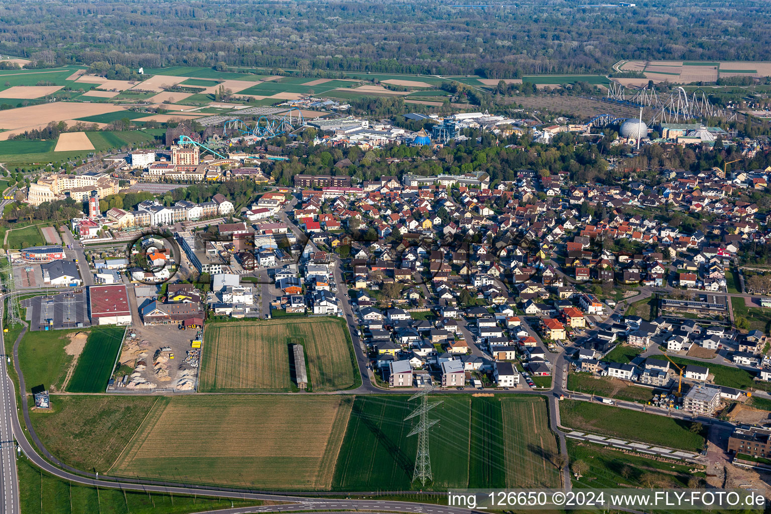 Vue aérienne de Le parc d'attractions Europa-Park fermé en raison du confinement dû au coronavirus à Rust dans le département Bade-Wurtemberg, Allemagne