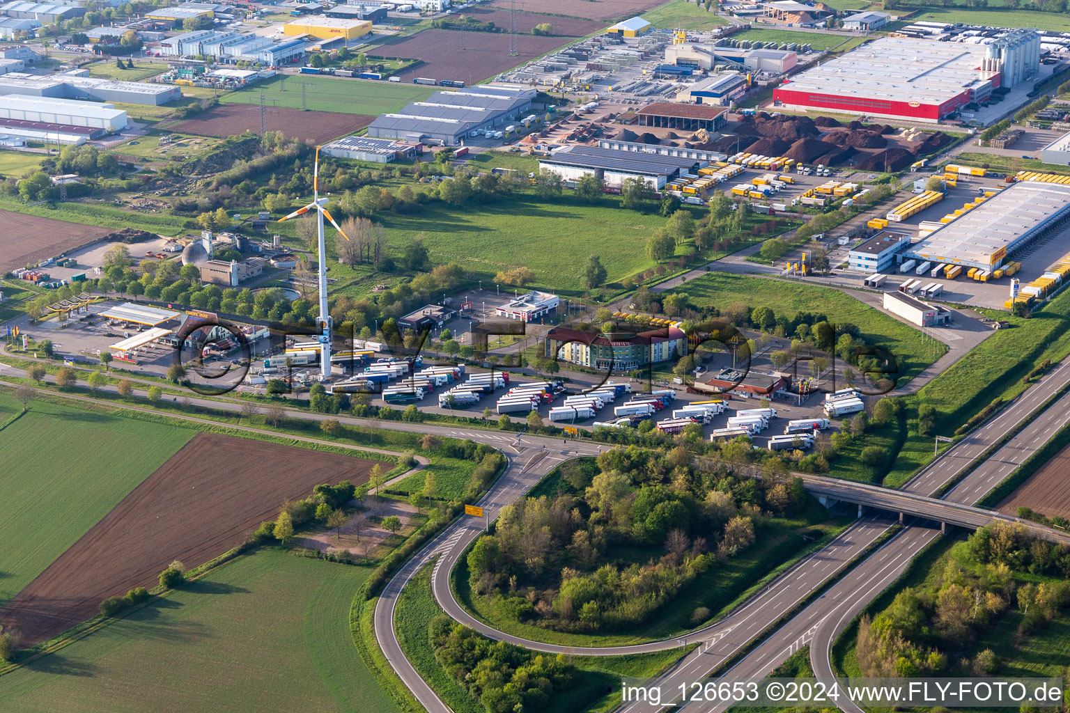 Vue aérienne de Places de stationnement pour poids lourds sur l'aire d'autoroute et parking de l'Autohof Europa Park sur la BAB A5 à Herbolzheim dans le département Bade-Wurtemberg, Allemagne