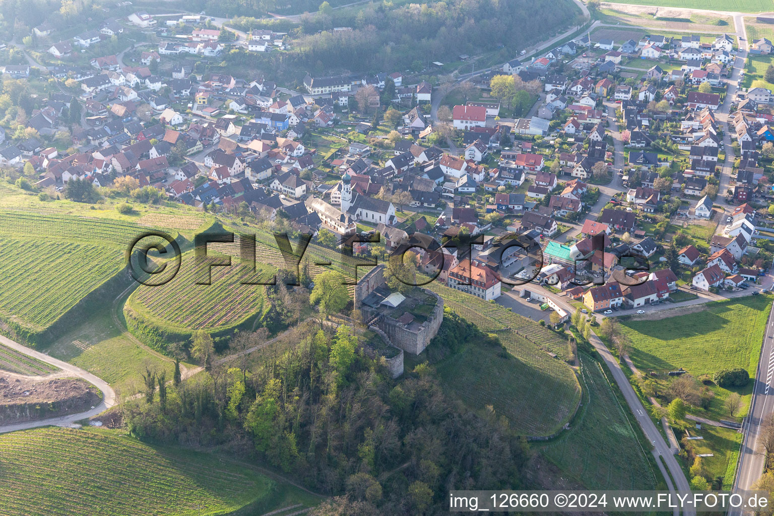 Vue aérienne de Château de Lichteneck à le quartier Hecklingen in Kenzingen dans le département Bade-Wurtemberg, Allemagne