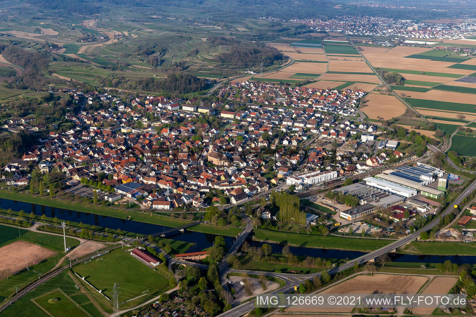 Vue aérienne de Vue des rues et des maisons des quartiers résidentiels à Riegel am Kaiserstuhl dans le département Bade-Wurtemberg, Allemagne