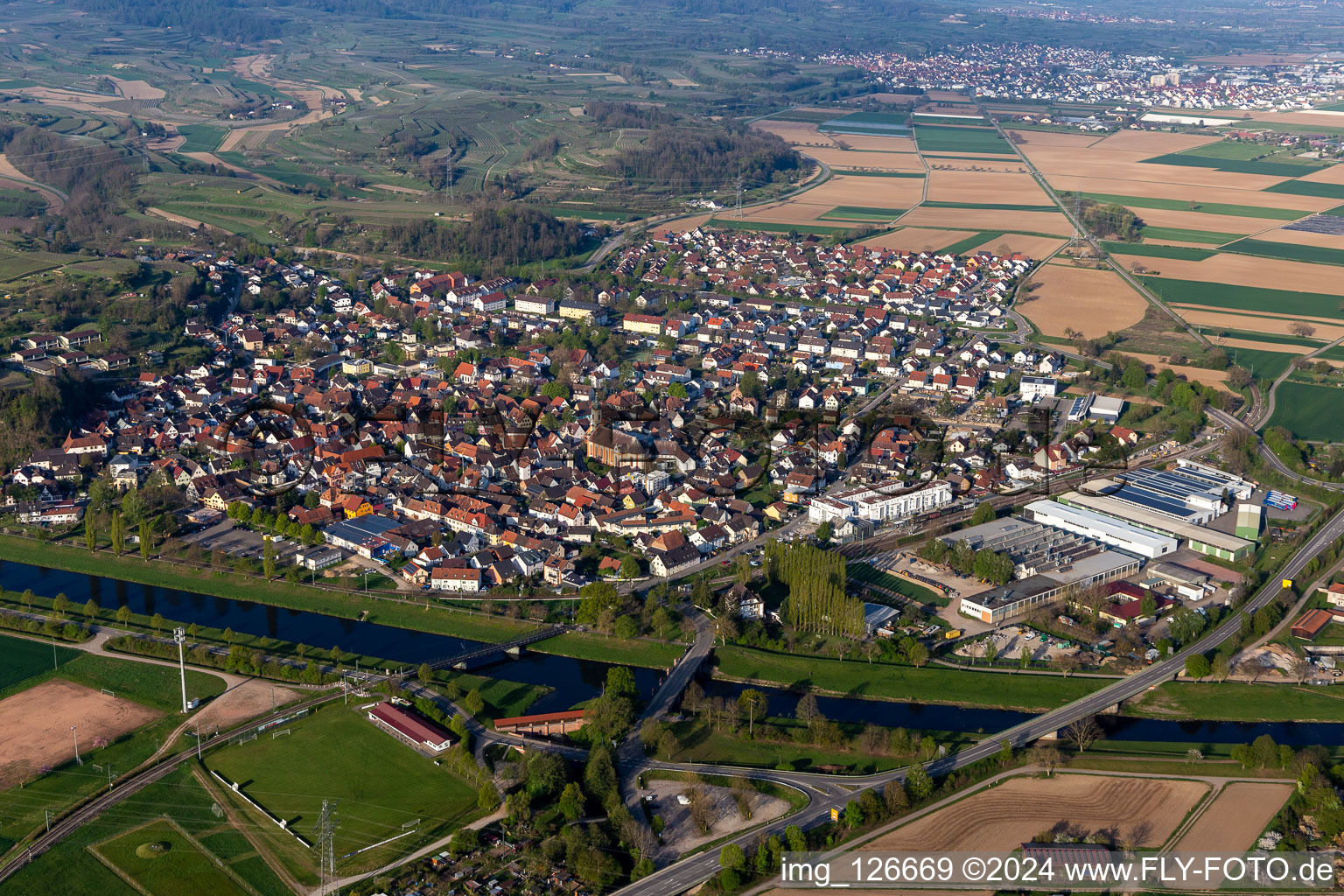 Vue aérienne de Vue des rues et des maisons des quartiers résidentiels à Riegel am Kaiserstuhl dans le département Bade-Wurtemberg, Allemagne