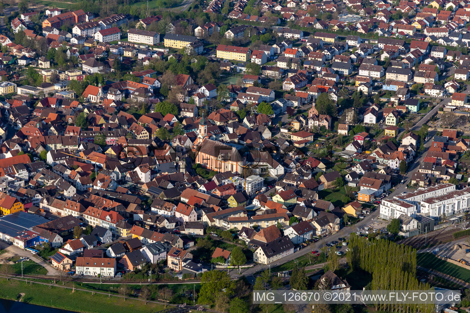 Photographie aérienne de Vue des rues et des maisons des quartiers résidentiels à Riegel am Kaiserstuhl dans le département Bade-Wurtemberg, Allemagne