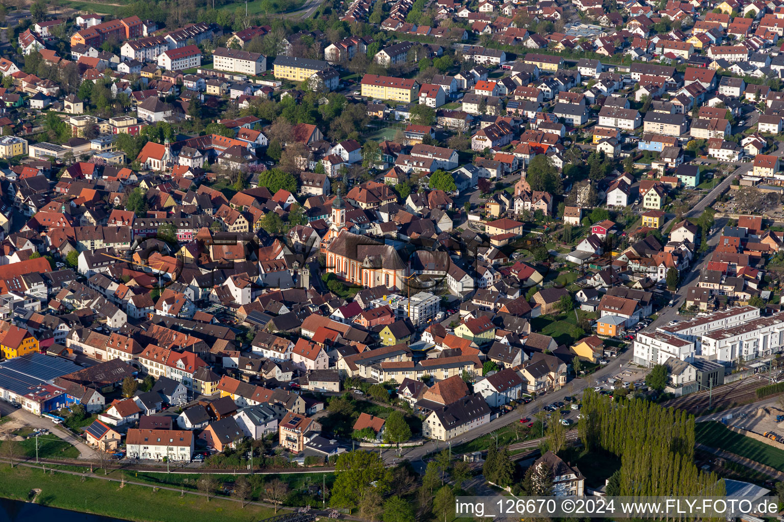 Photographie aérienne de Vue des rues et des maisons des quartiers résidentiels à Riegel am Kaiserstuhl dans le département Bade-Wurtemberg, Allemagne