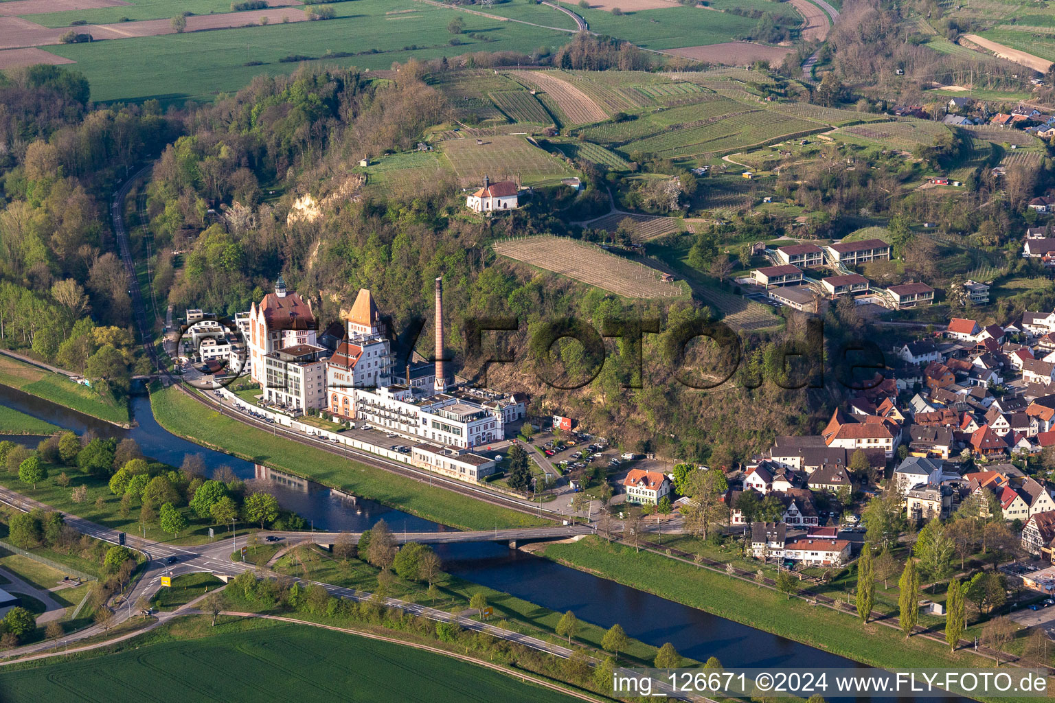 Vue aérienne de Bars Römerbräu à Riegel am Kaiserstuhl dans le département Bade-Wurtemberg, Allemagne