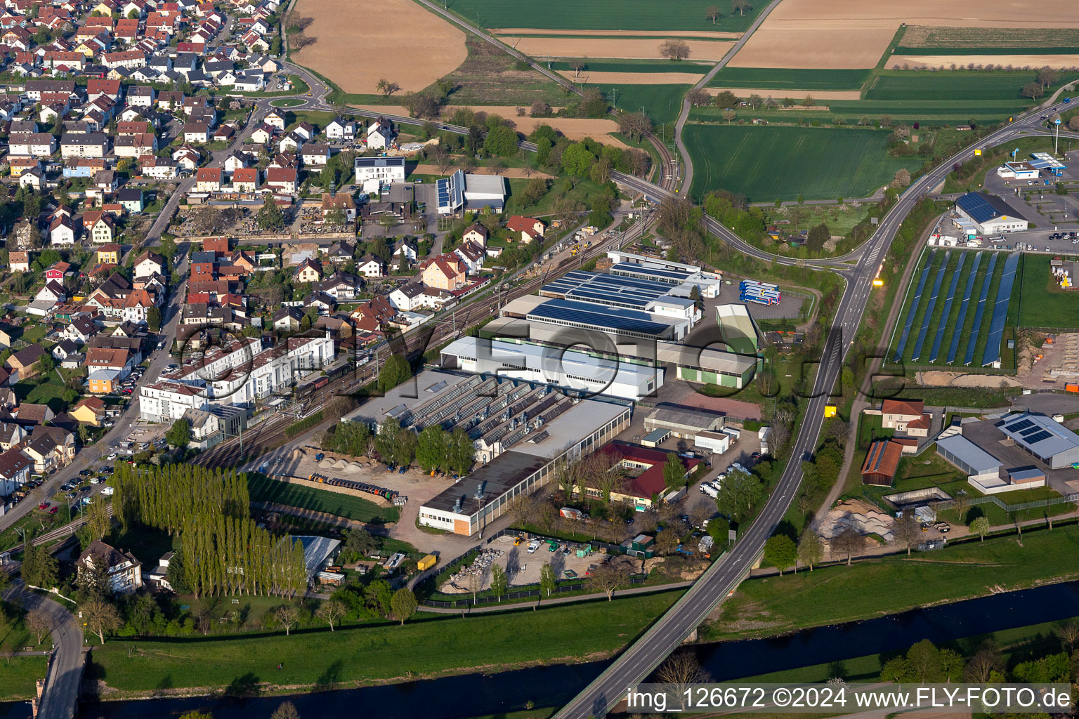 Vue oblique de Vue des rues et des maisons des quartiers résidentiels à Riegel am Kaiserstuhl dans le département Bade-Wurtemberg, Allemagne