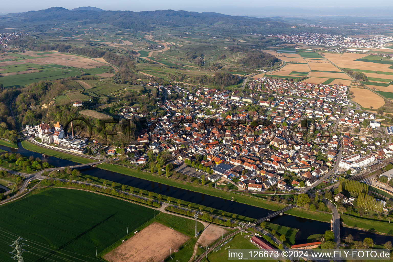 Vue des rues et des maisons des quartiers résidentiels à Riegel am Kaiserstuhl dans le département Bade-Wurtemberg, Allemagne d'en haut