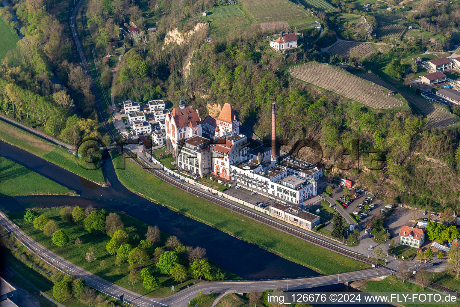 Vue aérienne de Musée d'art de la Fondation Messmer dans l'ancienne brasserie Riegel au bord de l'Elz à Riegel am Kaiserstuhl dans le département Bade-Wurtemberg, Allemagne