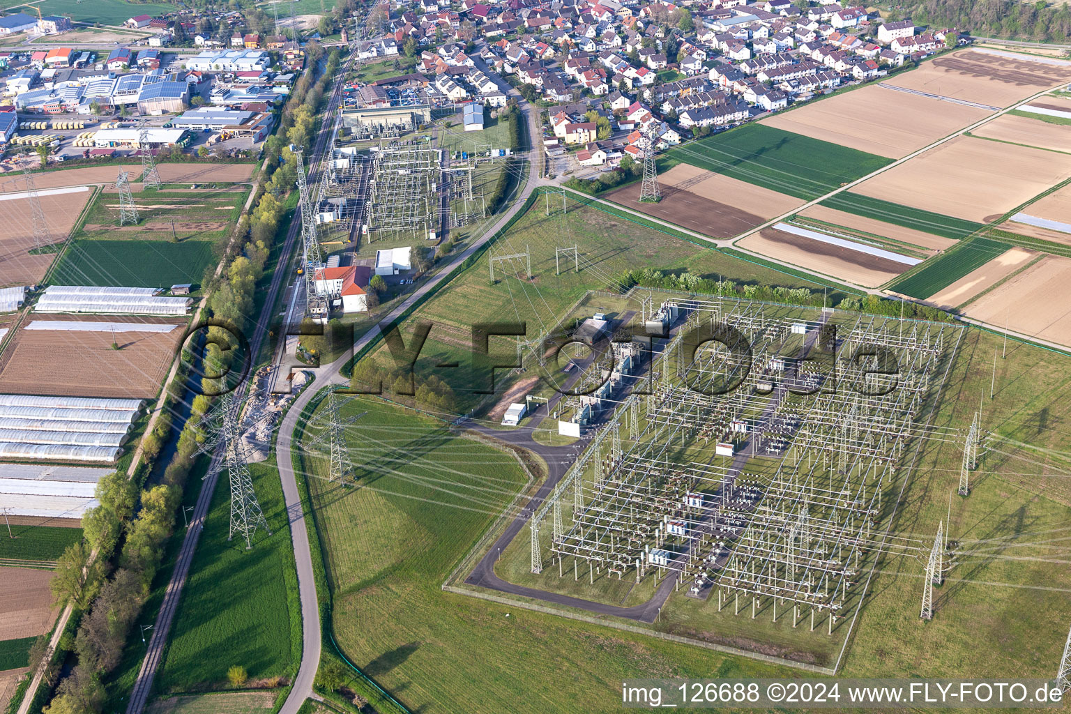 Vue aérienne de Zone de la sous-station de conversion de tension et d'alimentation électrique de l'ENBW à Eichstetten am Kaiserstuhl dans le département Bade-Wurtemberg, Allemagne