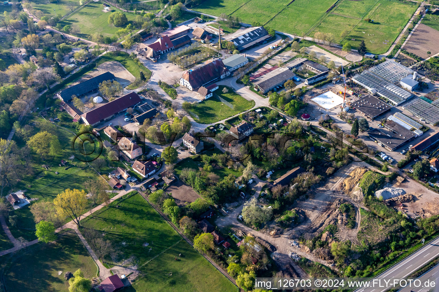 Vue aérienne de Parc animalier enclos extérieur Mundenhof et jardin de ville à le quartier Mundenhof in Freiburg im Breisgau dans le département Bade-Wurtemberg, Allemagne