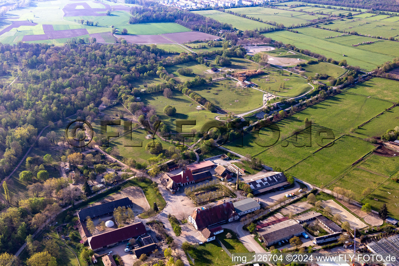 Vue aérienne de Parc animalier enclos extérieur Mundenhof et jardin de ville à le quartier Mundenhof in Freiburg im Breisgau dans le département Bade-Wurtemberg, Allemagne