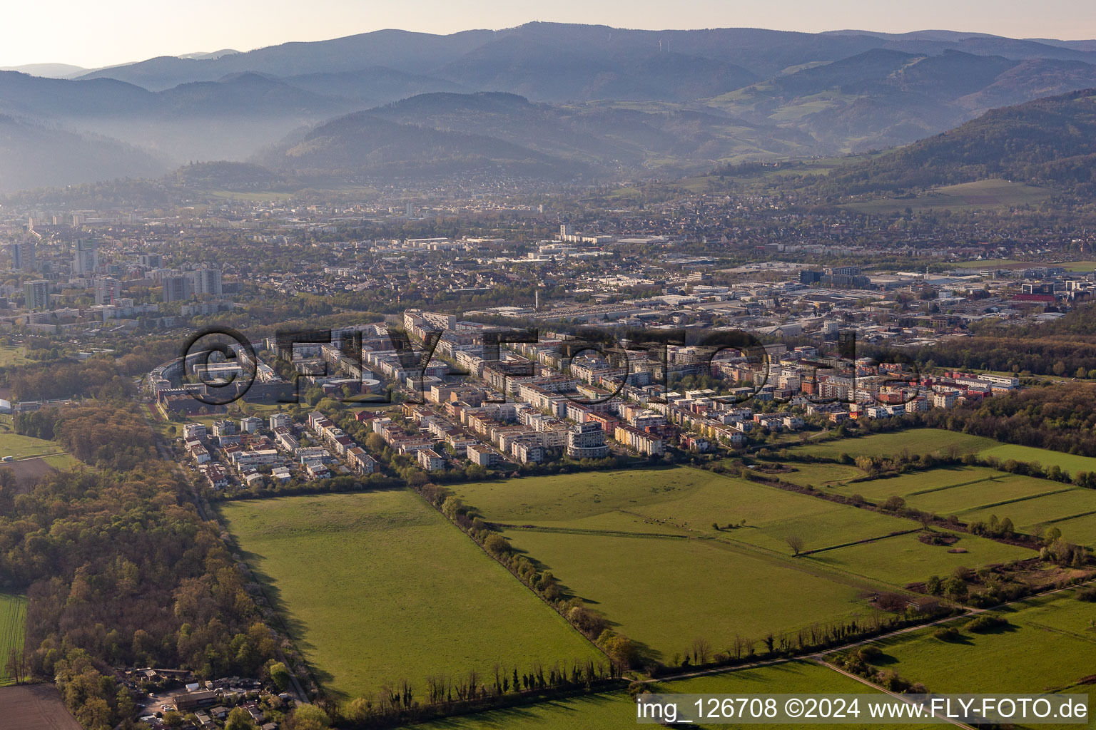 Vue aérienne de Quartier Rieselfeld in Freiburg im Breisgau dans le département Bade-Wurtemberg, Allemagne