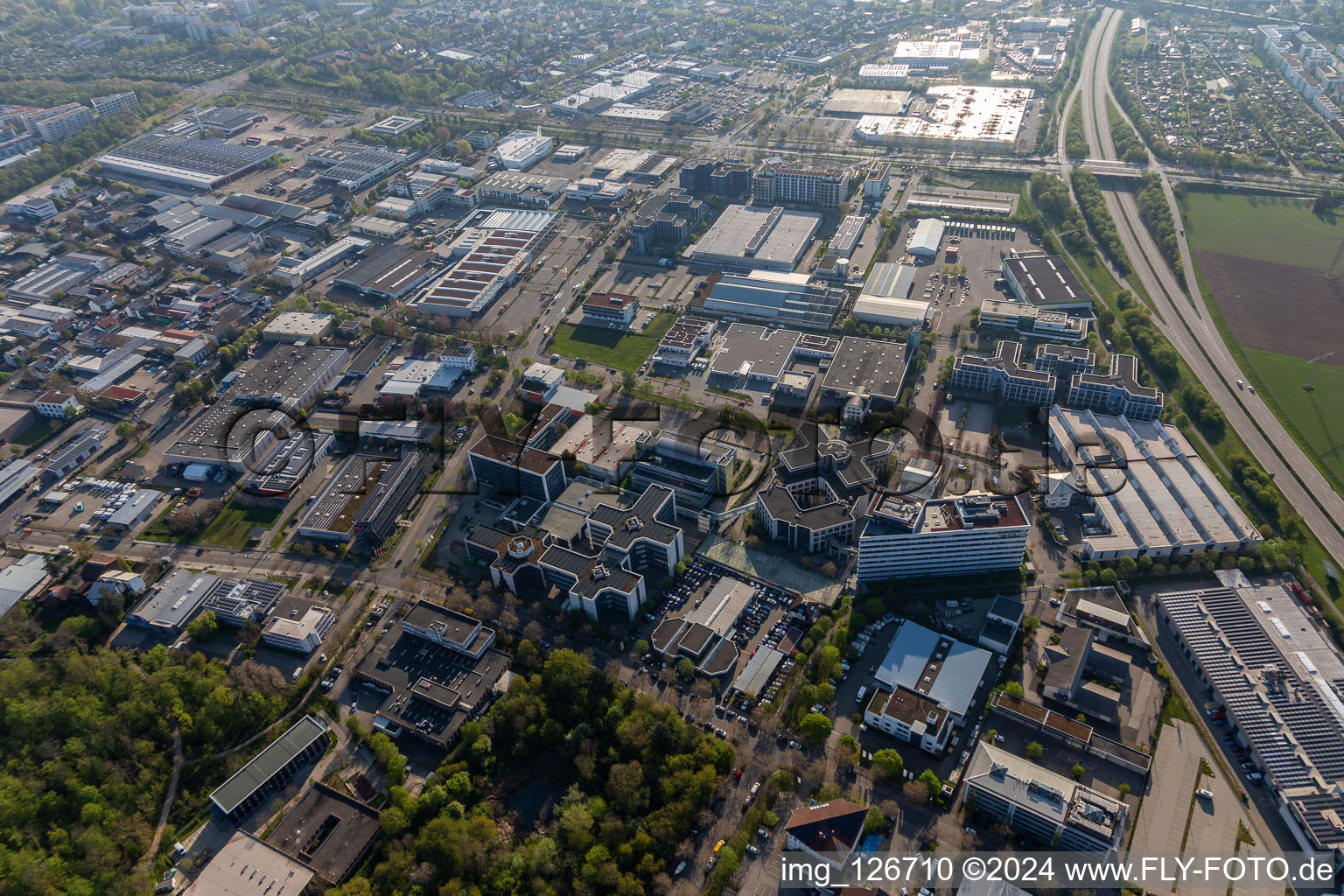 Vue aérienne de Zone commerciale et implantation d'entreprises à Haid à le quartier Saint Georgen-Nord in Freiburg im Breisgau dans le département Bade-Wurtemberg, Allemagne