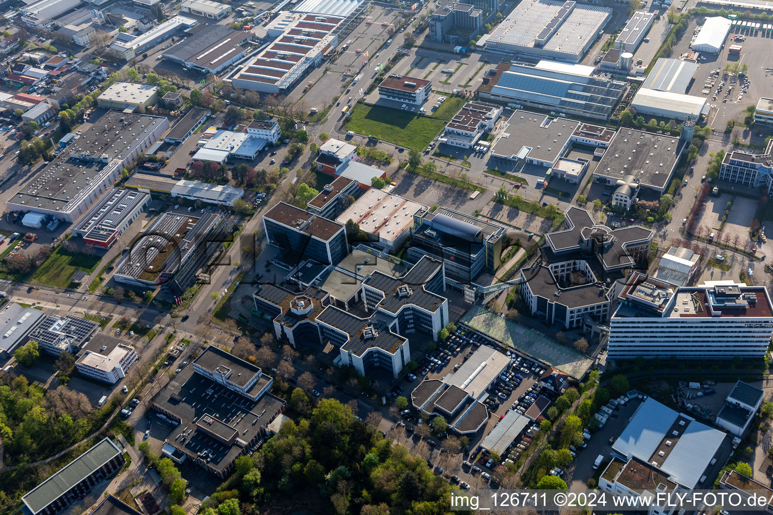 Vue aérienne de Zone commerciale et implantation d'entreprise à Haid avec Premium Automobile Freiburg GmbH - Concessionnaire agréé Jaguar à le quartier Saint Georgen-Nord in Freiburg im Breisgau dans le département Bade-Wurtemberg, Allemagne