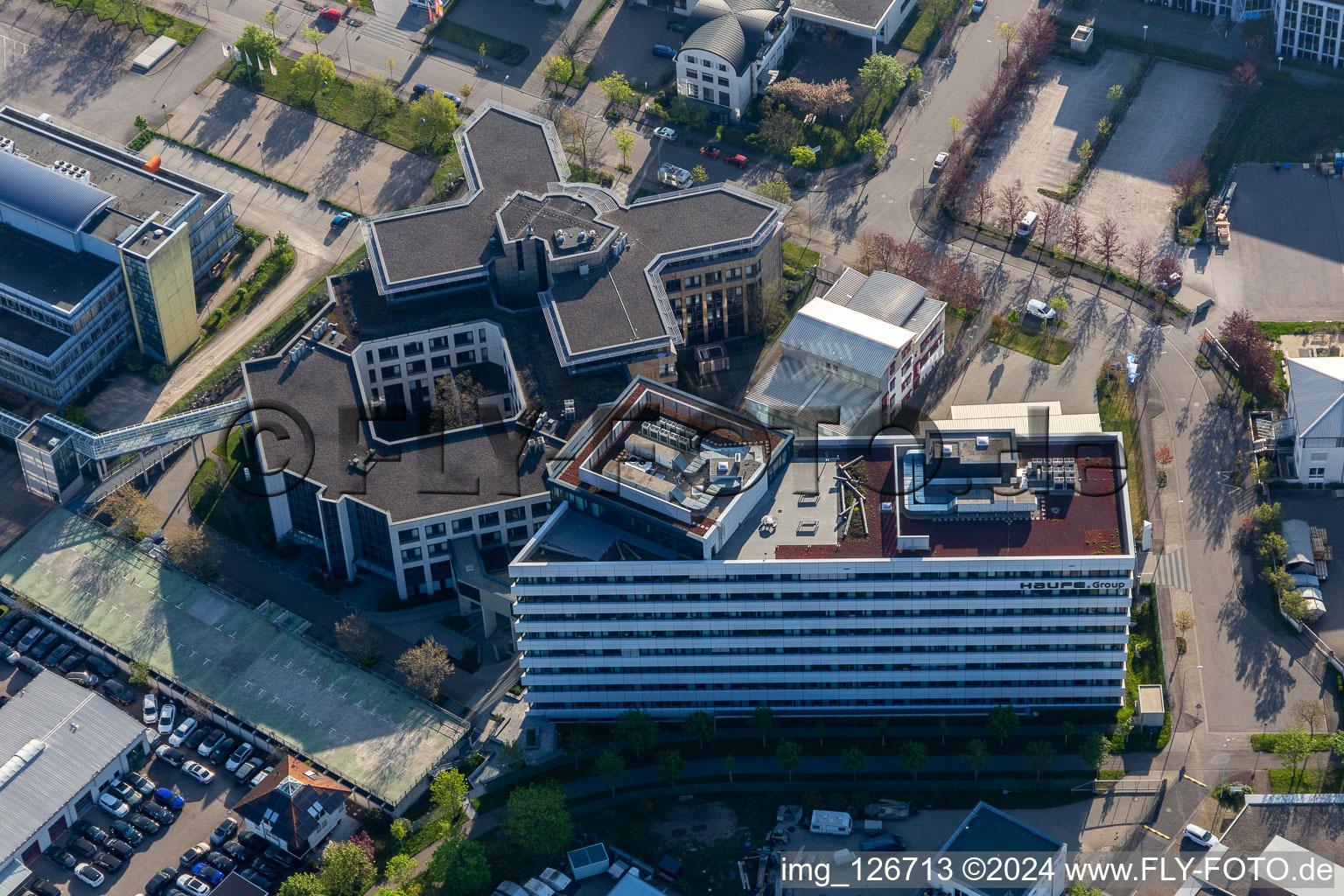 Vue aérienne de Zone commerciale de Haid et règlement d'entreprise avec Haufe.Group à le quartier Saint Georgen-Nord in Freiburg im Breisgau dans le département Bade-Wurtemberg, Allemagne