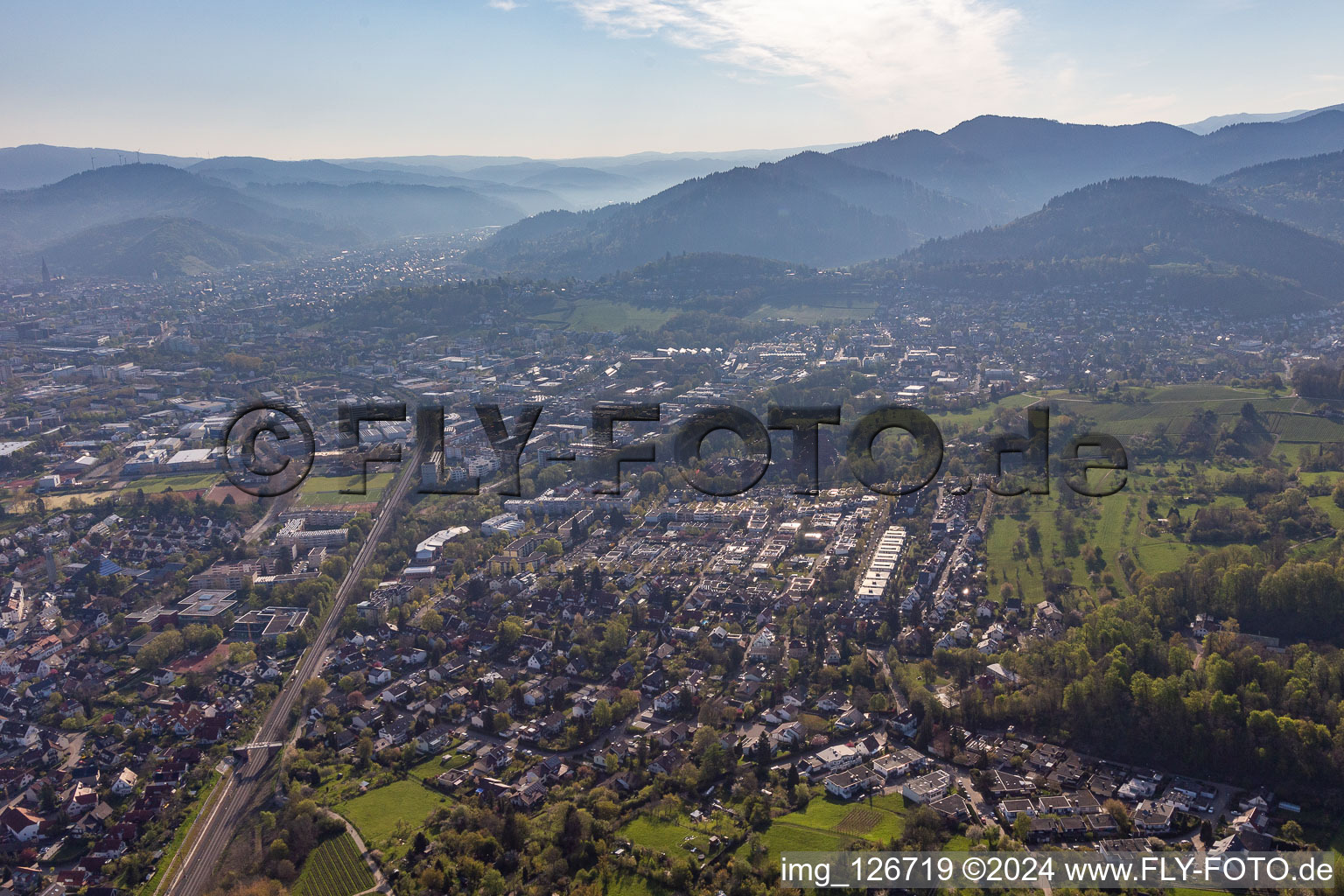 Vue aérienne de Saint-Georges à le quartier Saint Georgen-Süd in Freiburg im Breisgau dans le département Bade-Wurtemberg, Allemagne