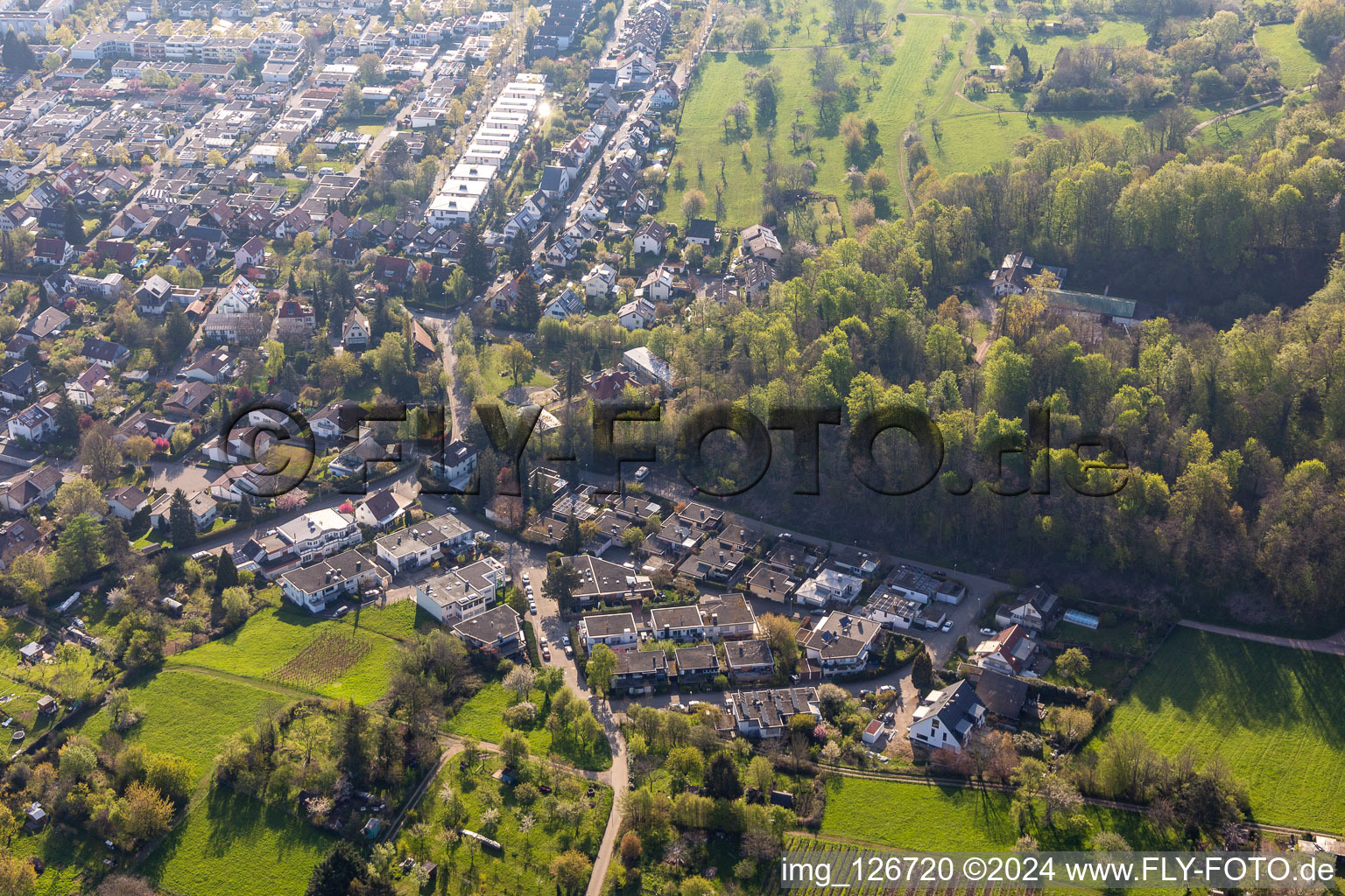 Vue aérienne de Saint-Georges à le quartier Saint Georgen-Süd in Freiburg im Breisgau dans le département Bade-Wurtemberg, Allemagne