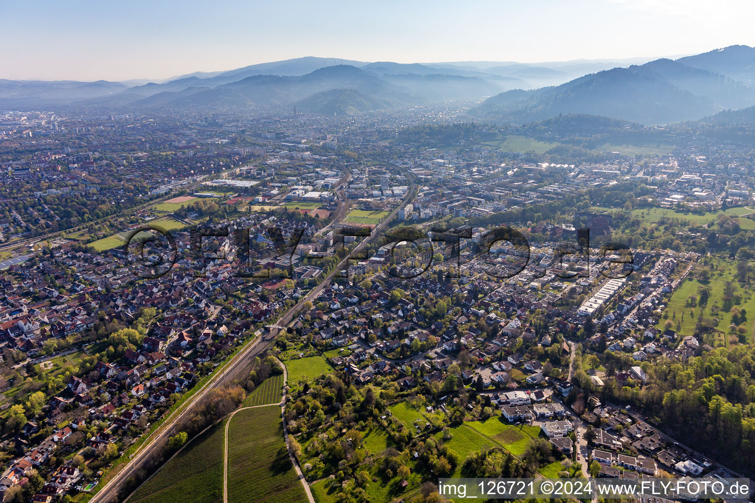 Vue aérienne de Saint-Georges à le quartier Bifänge in Freiburg im Breisgau dans le département Bade-Wurtemberg, Allemagne