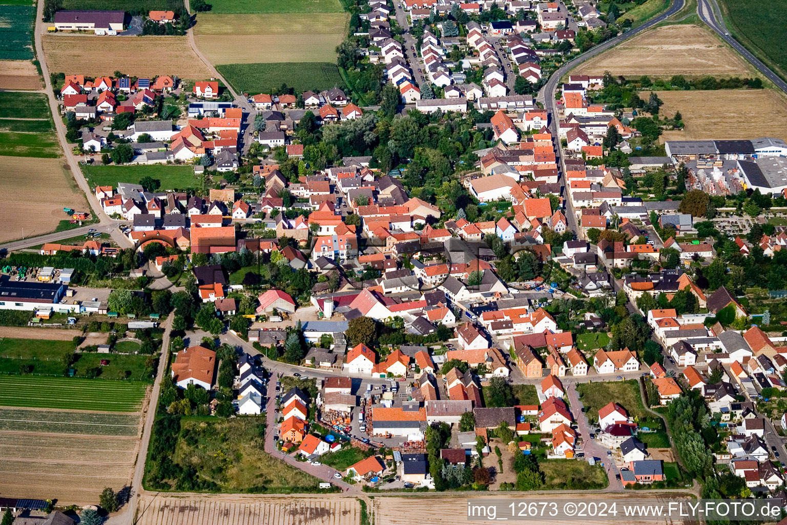 Vue aérienne de Vue des rues et des maisons des quartiers résidentiels à le quartier Assenheim in Hochdorf-Assenheim dans le département Rhénanie-Palatinat, Allemagne