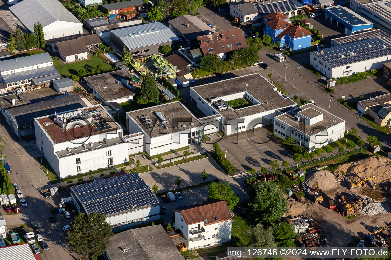 Vue aérienne de Fondation du Centre informatique de l'Église à le quartier Eggenstein in Eggenstein-Leopoldshafen dans le département Bade-Wurtemberg, Allemagne