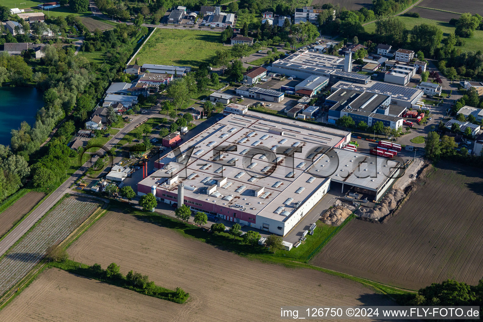 Photographie aérienne de Locaux de l'usine Coca-Cola European Partners Deutschland GmbH en Neureut à le quartier Neureut in Karlsruhe dans le département Bade-Wurtemberg, Allemagne