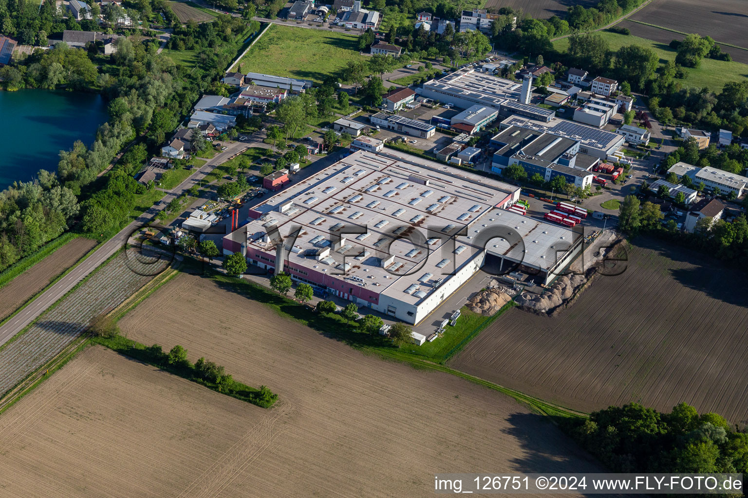 Vue oblique de Locaux de l'usine Coca-Cola European Partners Deutschland GmbH en Neureut à le quartier Neureut in Karlsruhe dans le département Bade-Wurtemberg, Allemagne