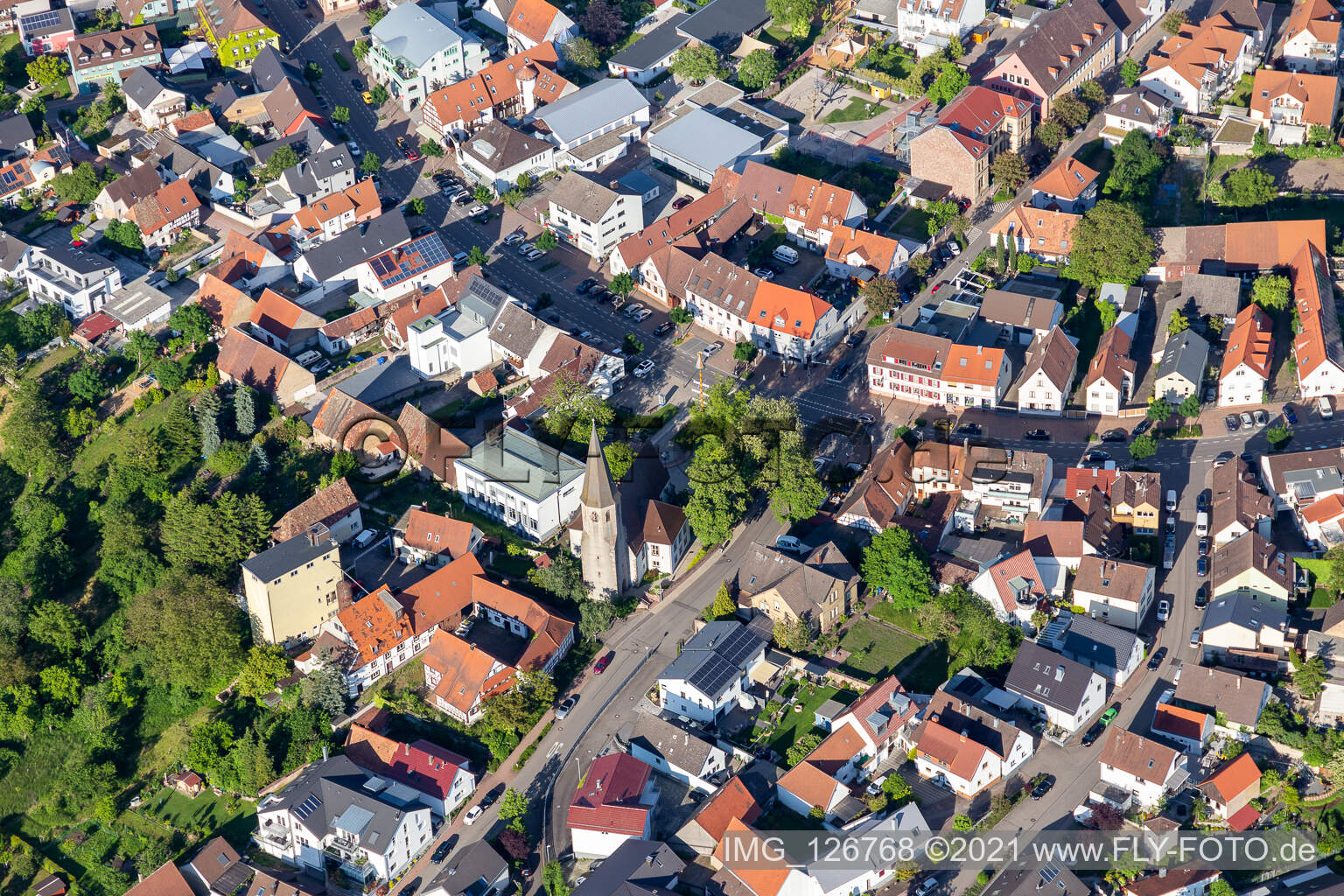 Vue aérienne de Vue des rues et des maisons des quartiers résidentiels à le quartier Eggenstein in Eggenstein-Leopoldshafen dans le département Bade-Wurtemberg, Allemagne