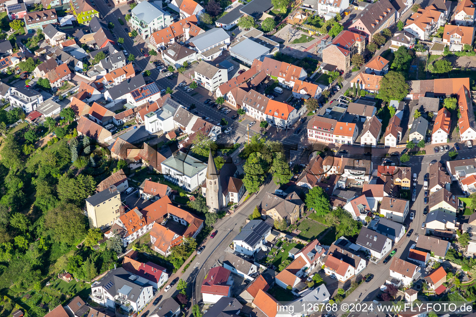 Vue aérienne de Vue des rues et des maisons des quartiers résidentiels à le quartier Eggenstein in Eggenstein-Leopoldshafen dans le département Bade-Wurtemberg, Allemagne