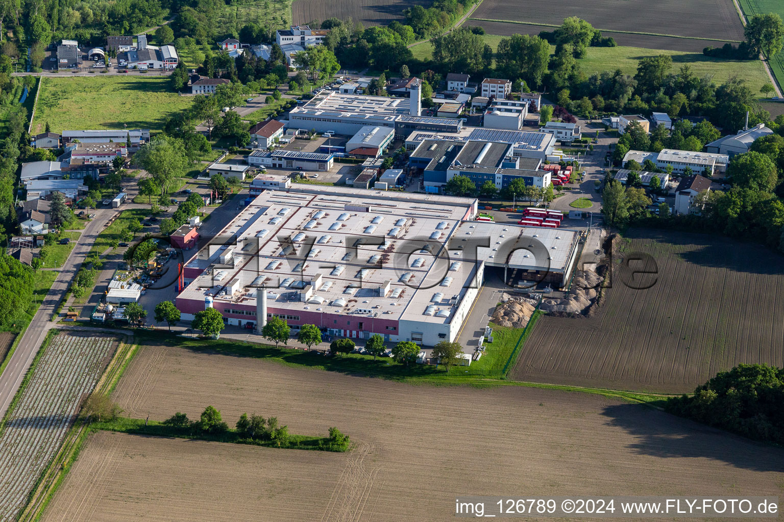 Locaux de l'usine Coca-Cola European Partners Deutschland GmbH en Neureut à le quartier Neureut in Karlsruhe dans le département Bade-Wurtemberg, Allemagne d'en haut