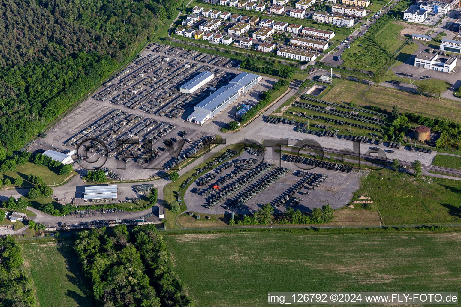 Vue aérienne de Stockage de matériel de la Bundeswehr Karlsruhe 2 à le quartier Neureut in Karlsruhe dans le département Bade-Wurtemberg, Allemagne